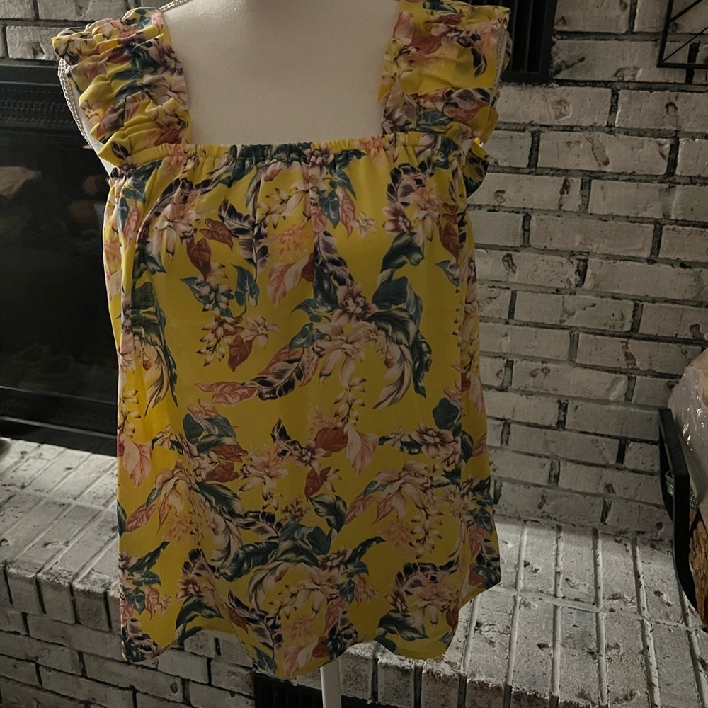 ⭐️ 3 / $15 ⭐️ Floral Ruffled Yellow Blouse